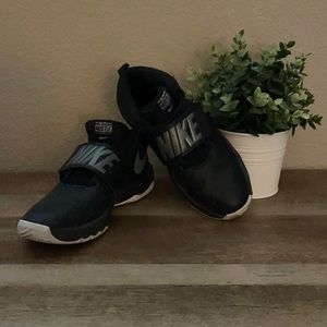 Nike team hustle basketball shoes